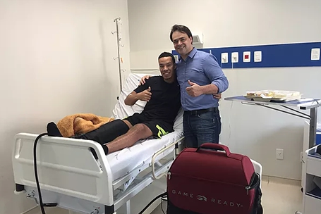 Ricardo Barbosa, sobrinho do jogador de basquete da NBA é operado pelo Dr. Marcelo Tostes.