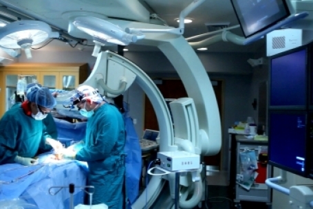 Sempre se atualizando, o Dr. Marcelo Tostes vai até a Clinica Santy, na França.